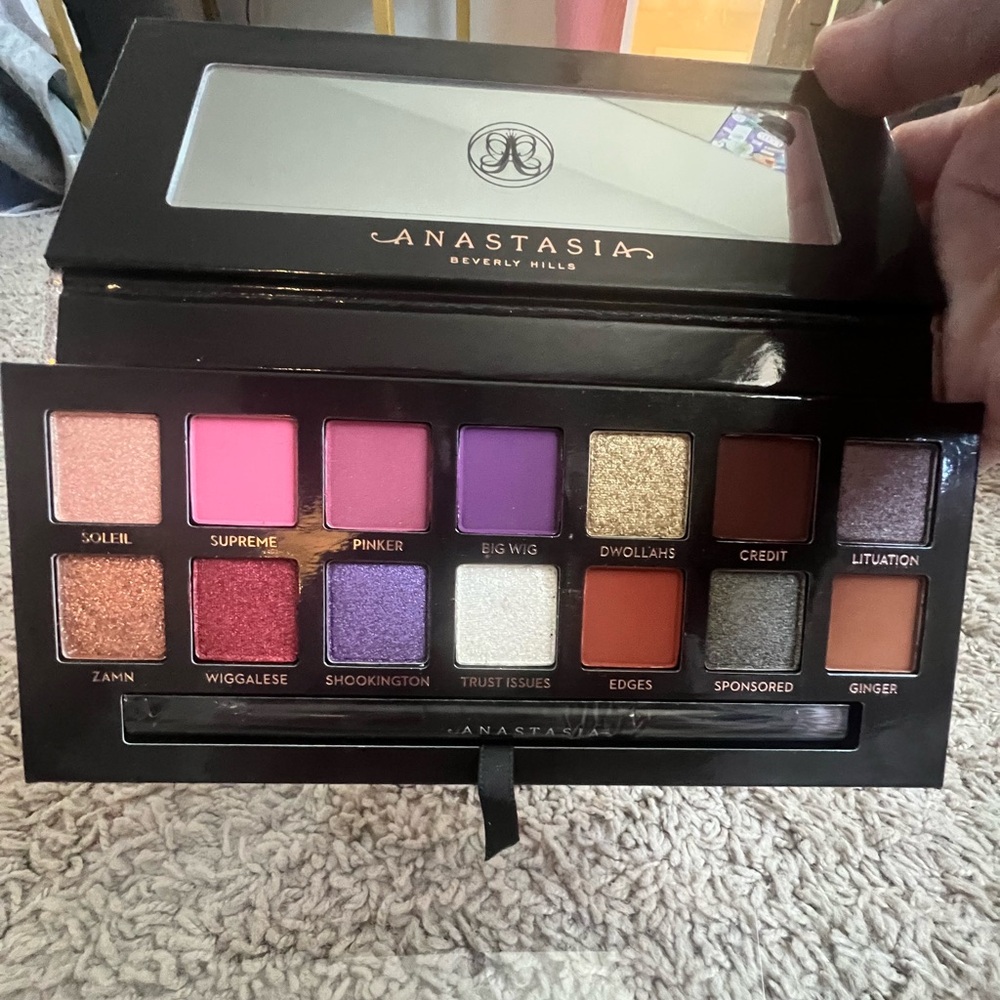 Like new- Anastasia Beverly Hills pallet